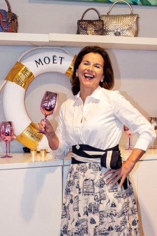 Claudia Obert ist auch nach Silvester gerne für ein Sektchen zu haben – wie hier in ihrer Boutique in Hamburg. (Archivbild) 