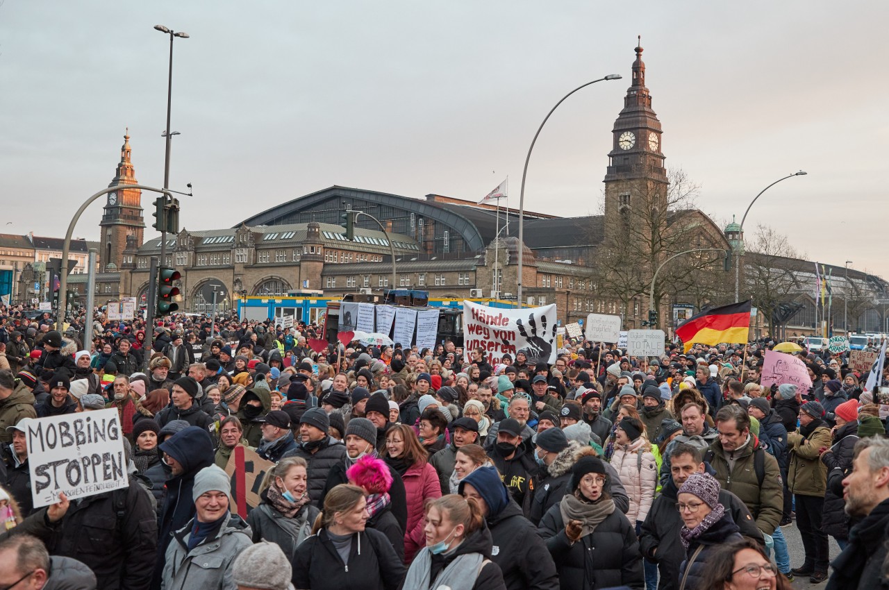 Masken- und Impfverweigerer haben sich in Hamburg versammelt. 