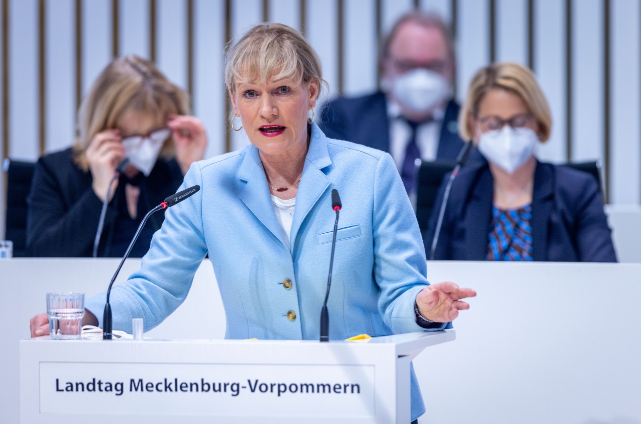 Simone Oldenburg (Die Linke), die Bildungsministerin und Vize-Ministerpräsidentin von Mecklenburg-Vorpommern während der heutigen Sondersitzung.