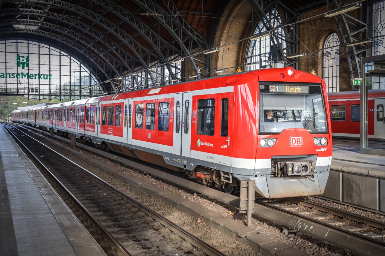 Die S21 in Hamburg Dammtor. 