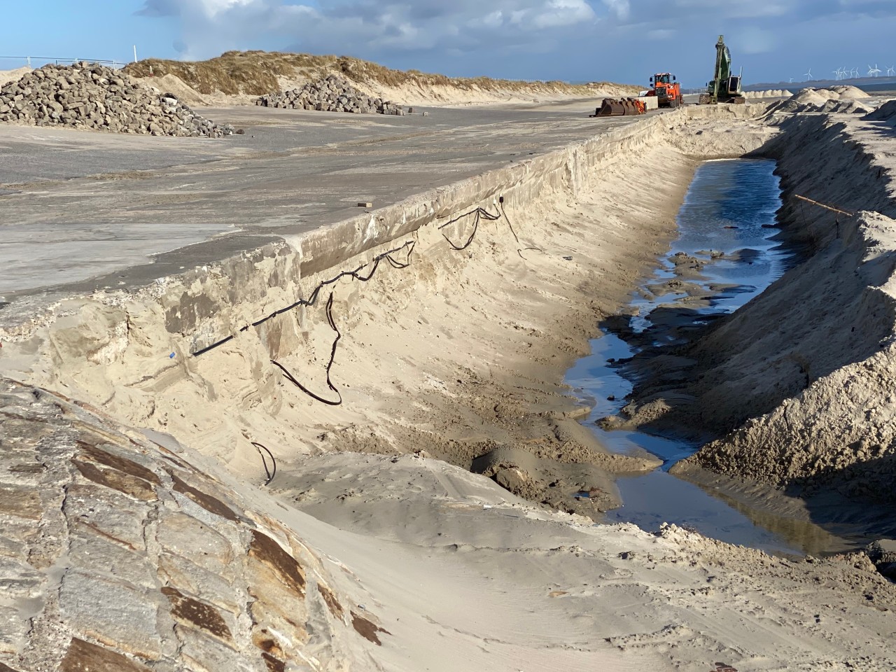 Mit dem Abriss des in die Jahre gekommenen Deckwerkes hat auf Norderney die Sanierung des Westdeiches begonnen.