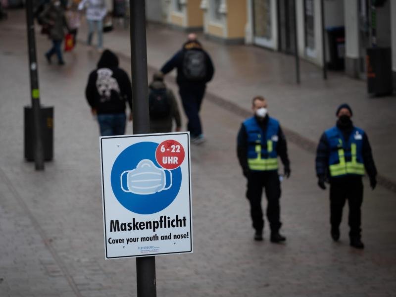 Ein Hinweisschild zur Maskenpflicht in der Fußgängerzone in der Flensburger Innenstadt.