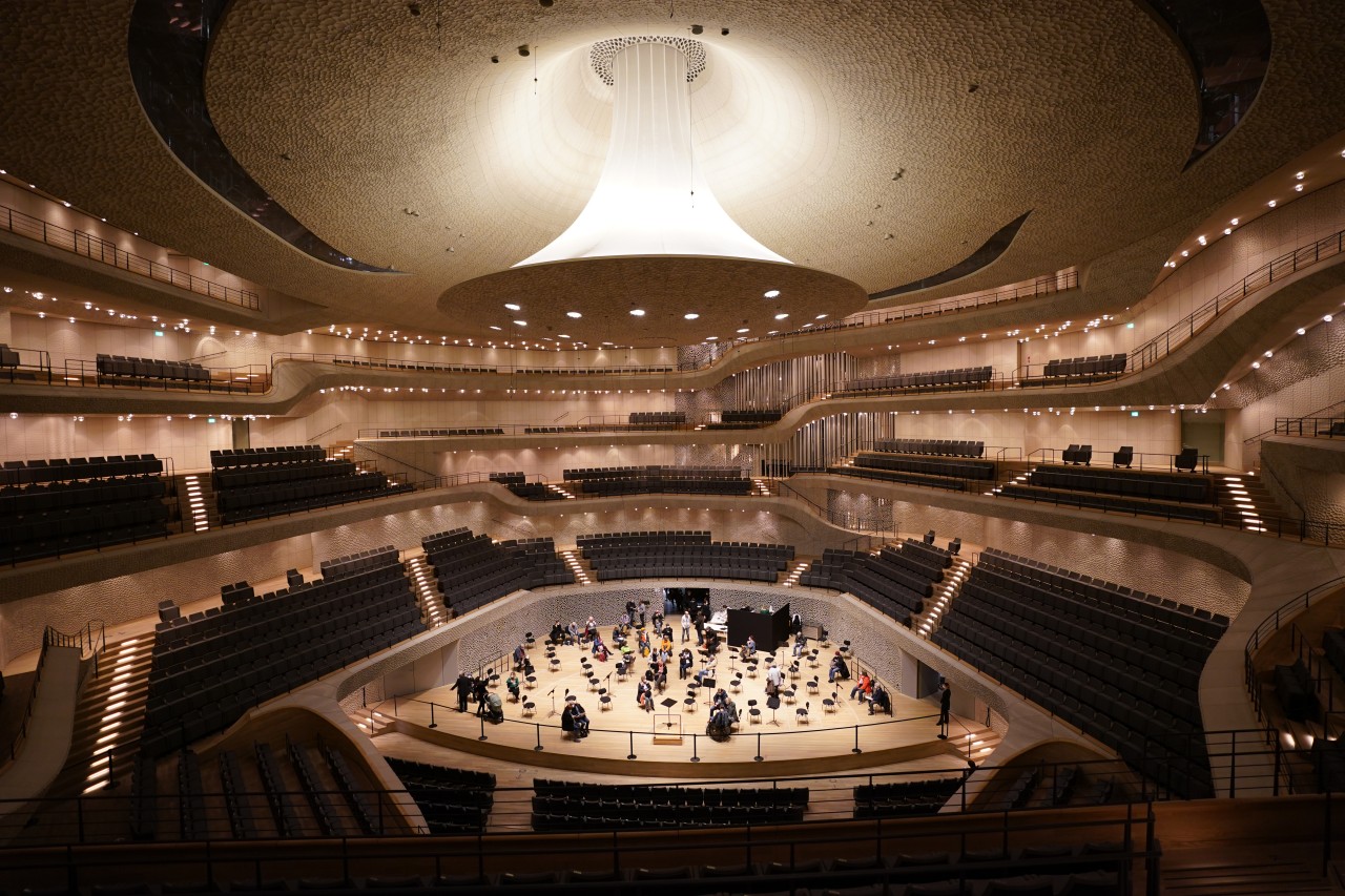 Die Elbphilharmonie in Hamburg zieht internationale Künstler an. 