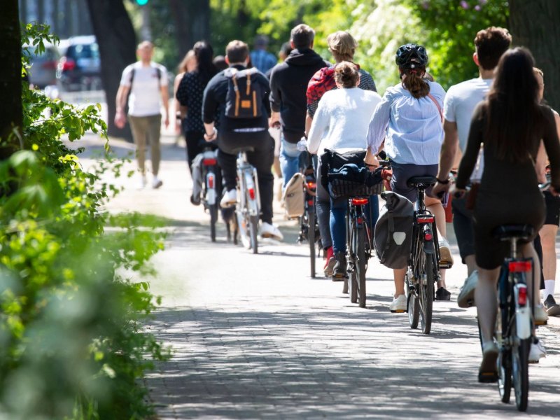 Fahrradfahrer Hamburg Alster.jpg