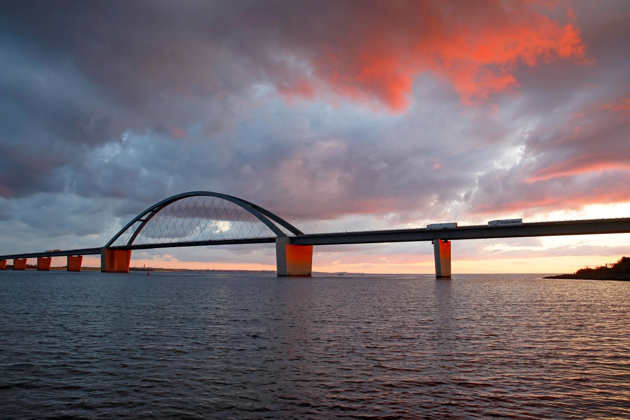 Die Fehmarnsundbrücke, die Fehmarn mit dem Festland verbindet, ist 963 Meter lang