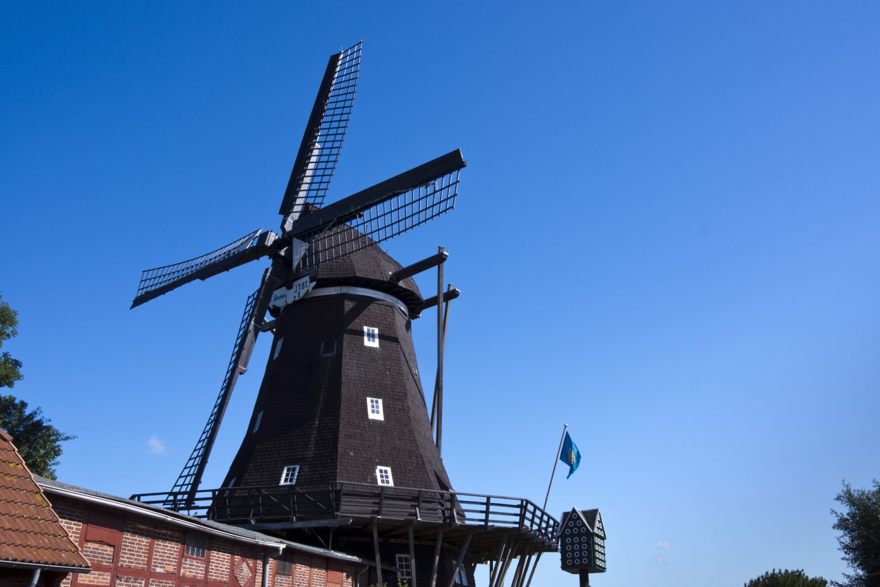 Fehmarn: Die Segelwindmühle in Lemkenhafen