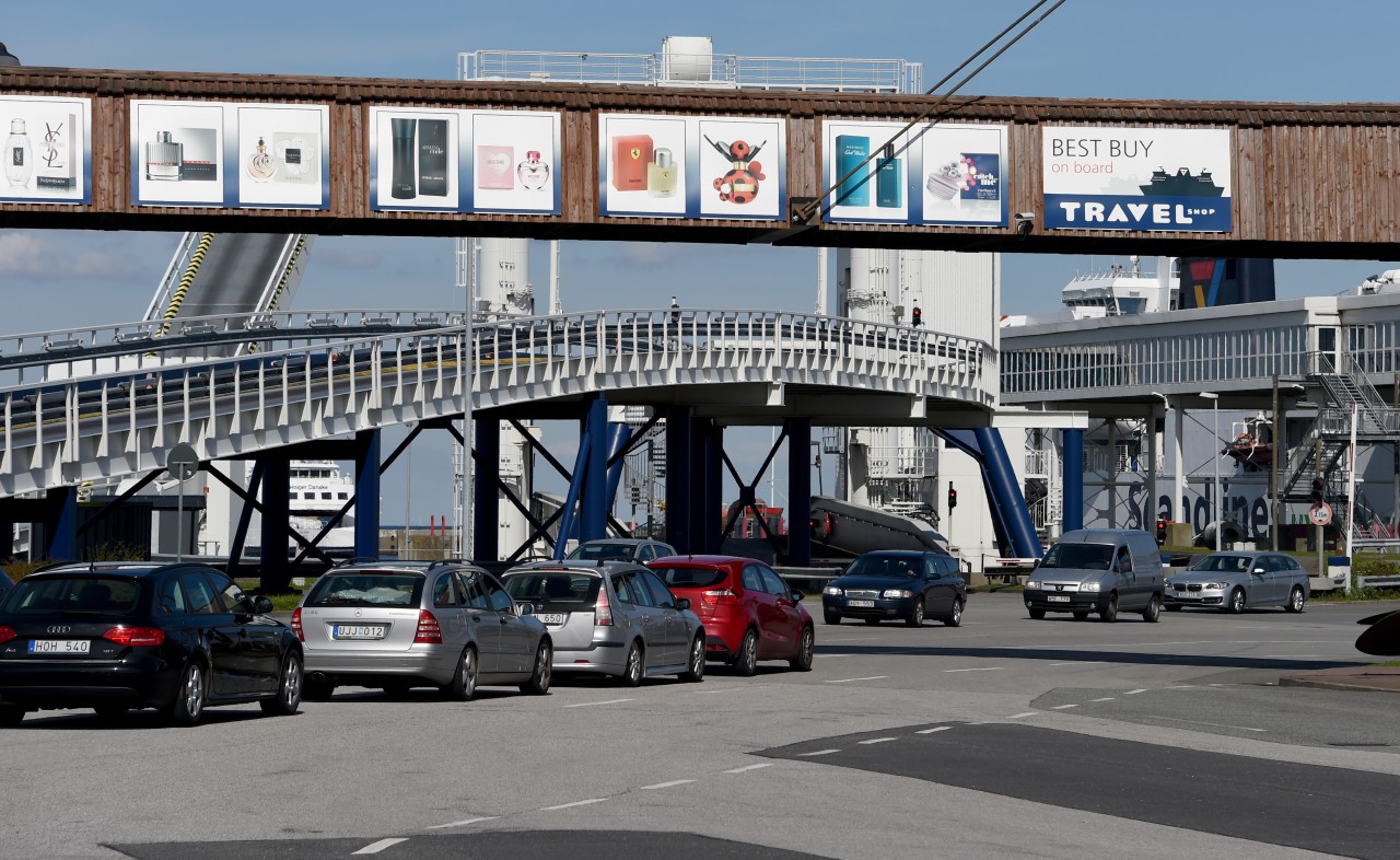 Autos am Fährhafen von Puttgarden auf Fehmarn. Der Verkehr ist ein großes Problem auf der Insel.