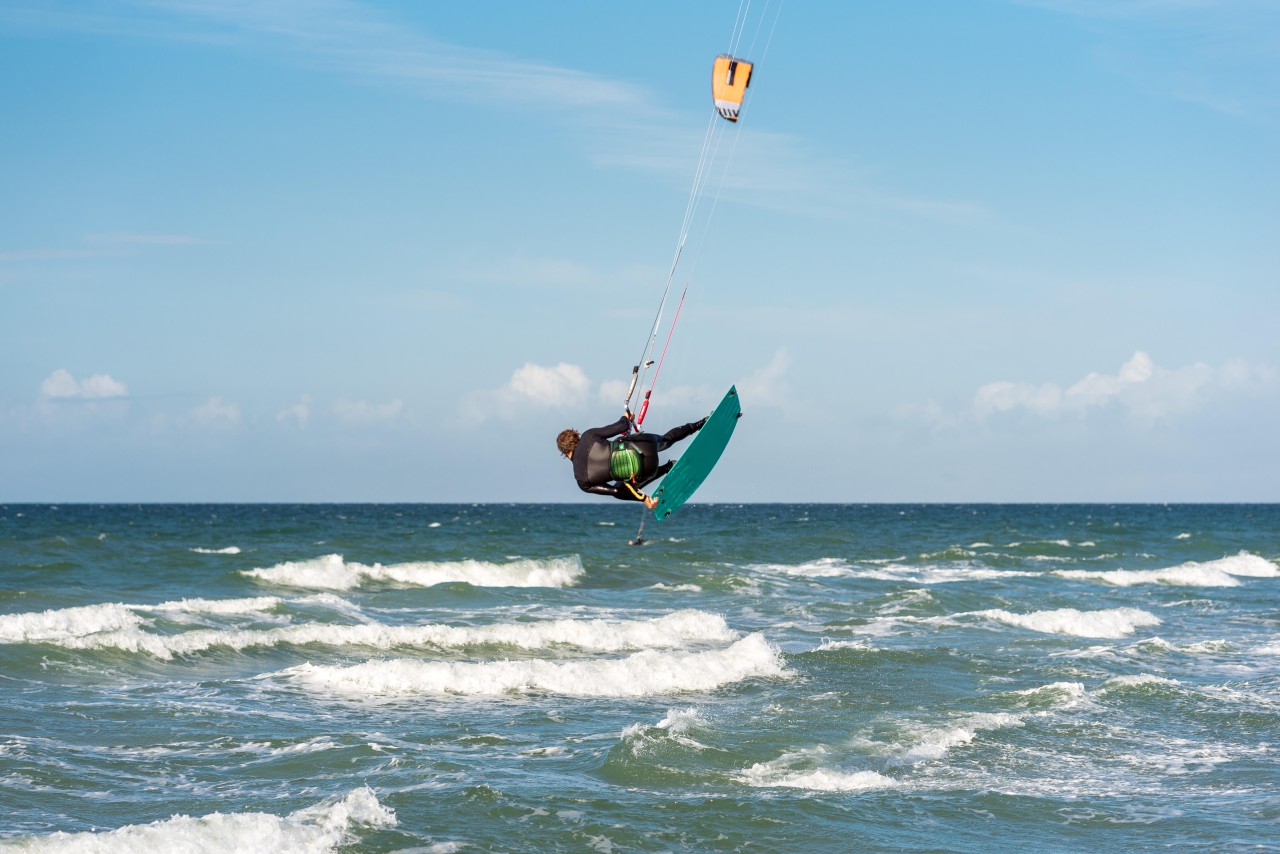 Ein Kitesurfer vor Fehmarn.