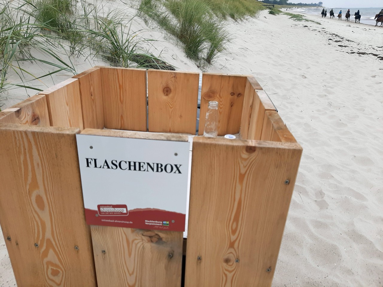 Flaschenbox in Ahrenshoop an der Ostsee.