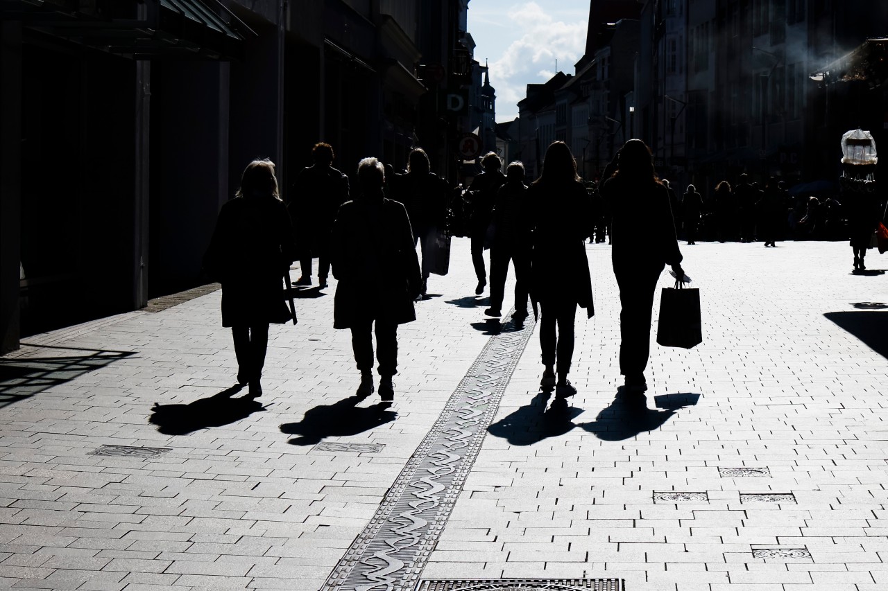 Menschen in der Innenstadt von Flensburg. Hier kommt es immer wieder zu Protesten mit vielen Demonstranten.