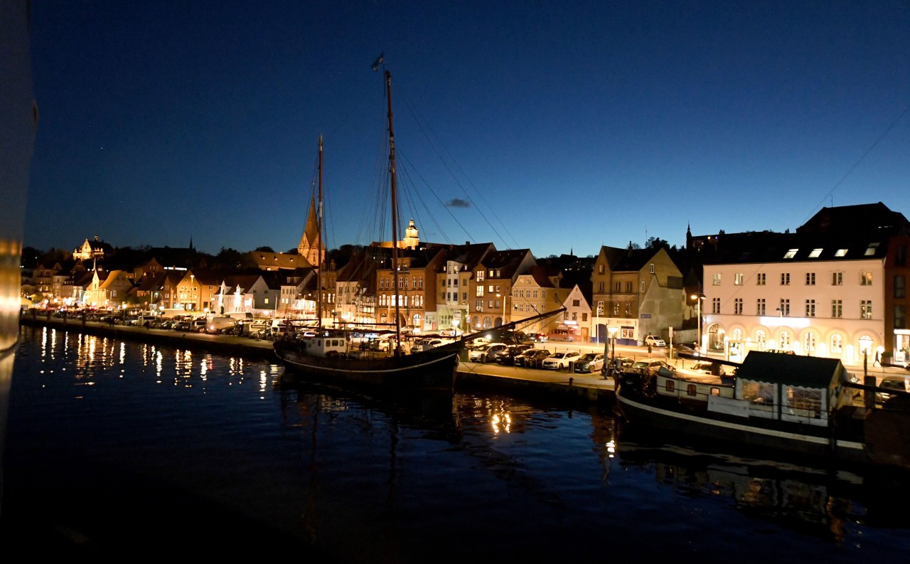 Zum Nachtleben in Flensburg gehört auch das „Klähblatt“ am Hafen.