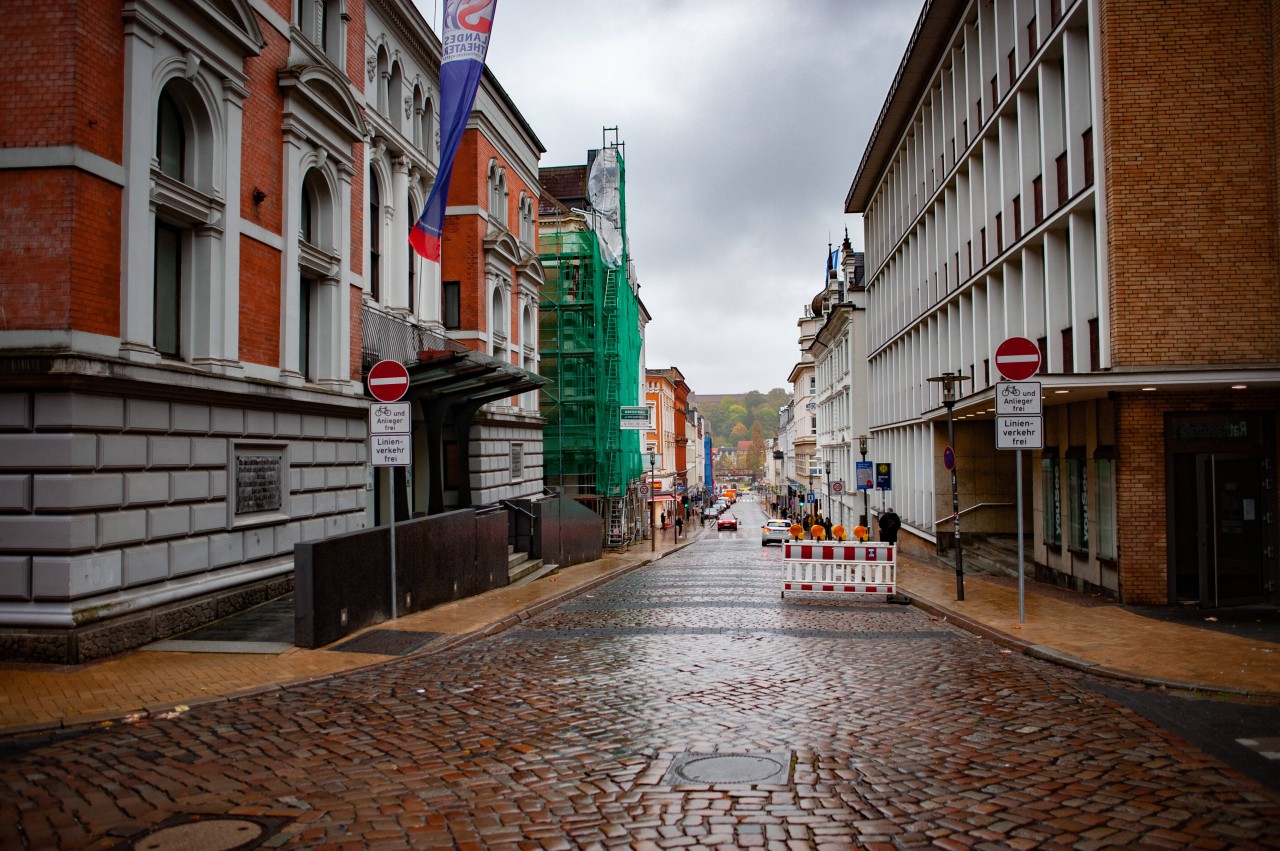 Seit Oktober vergangenen Jahres ist die Rathausstraße in Flensburg für Durchgangsverkehr gesperrt. Das schmeckt einigen gar nicht.