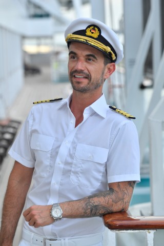 Anders als bei der neuen „Mein Schiff“-Serie ist beim „Traumschiff“ mit Florian Silbereisen ein Mann Kapitän.