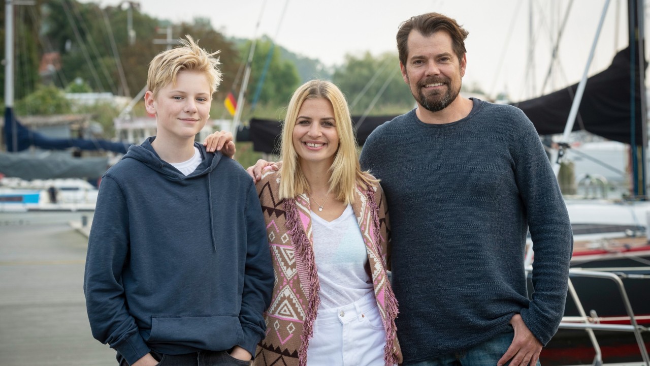 Joey Altmann (l.), Susan Sideroupolos und Daniel Fehlow haben für das GZSZ-Spin-off „Leon“ auf Rügen gedreht. 