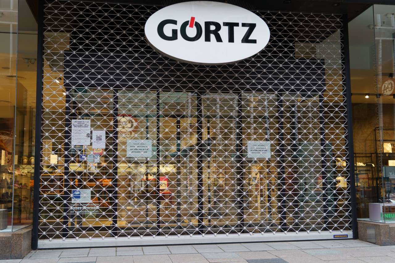 Geschäfte wie Görtz in Hamburg haben ihre Öffnungszeiten reduziert. (Archivbild)