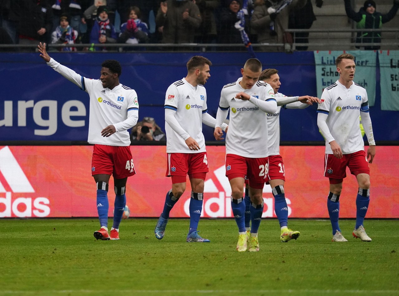 Faride Alidou (links) nach seinem Treffer zum 1:0 des Hamburger SV gegen den FC Ingolstadt