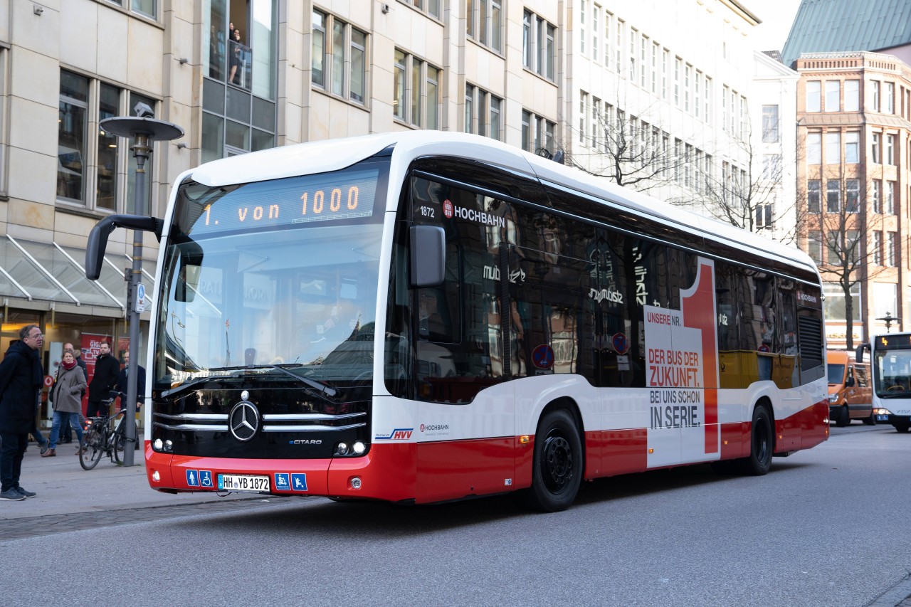 Eine Elektrobus in Hamburg am Rathausmarkt. Bald werden noch viele mehr davon in Hamburg zu sehen sein.