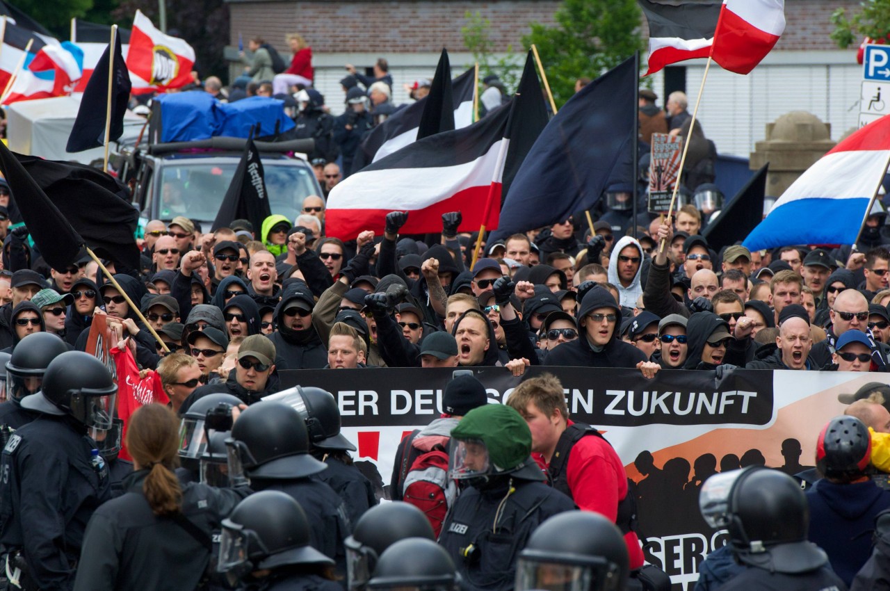 Brauner Besuch in Hamburg 2012. Etwa 500 Neonazis waren zusammengekommen, auf der anderen Seite 5 bis 6.000 Gegendemonstranten.