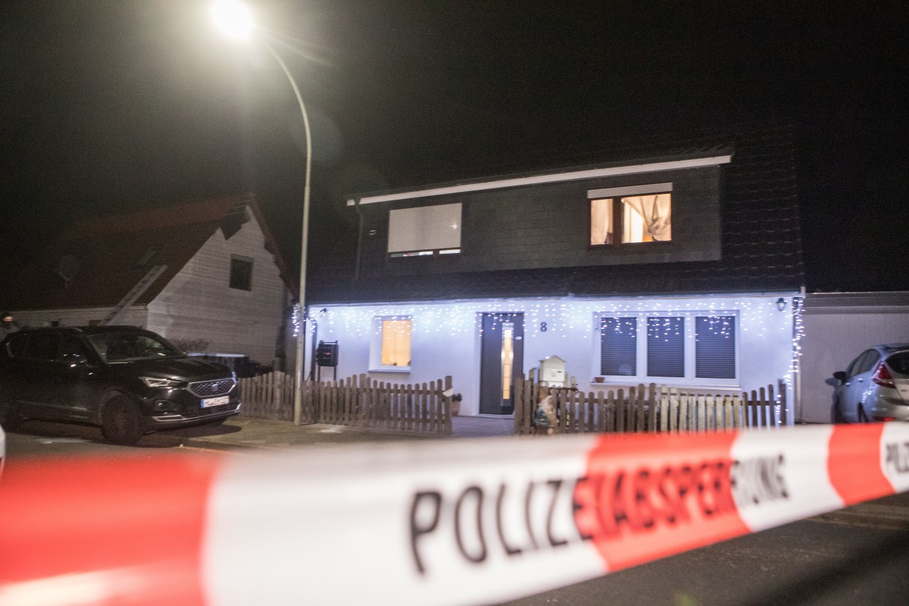 Wegen des Mordes hat die Polizei die Straße in Glinde bei Hamburg gesperrt. 