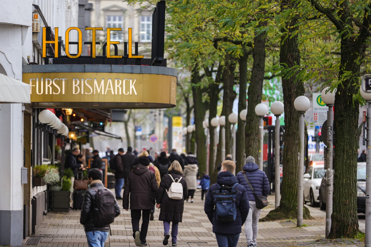 Gäste gehen in Hamburg an einem Hotel vorbei.