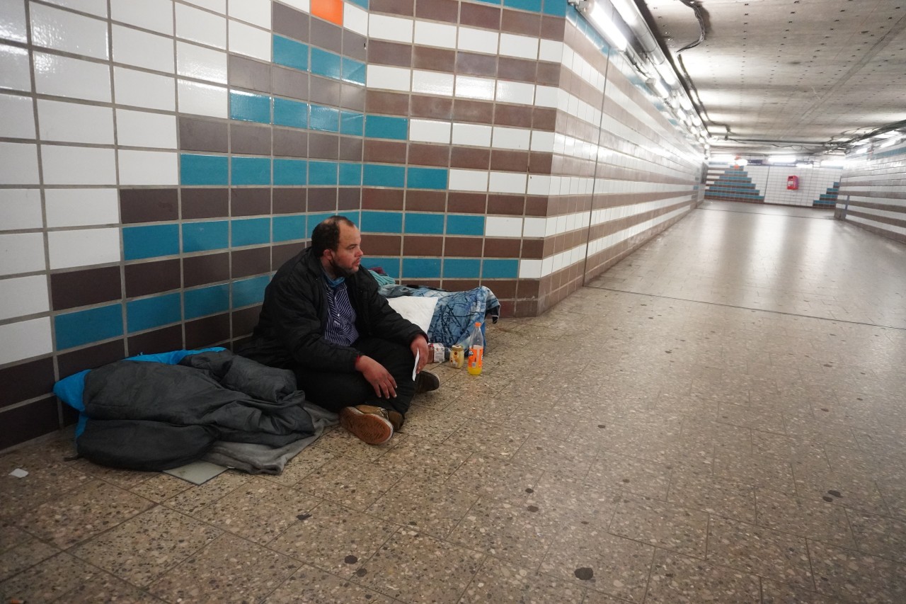 Bei niedrigen Temperaturen bleibt Alexander in der S-Bahn-Station.