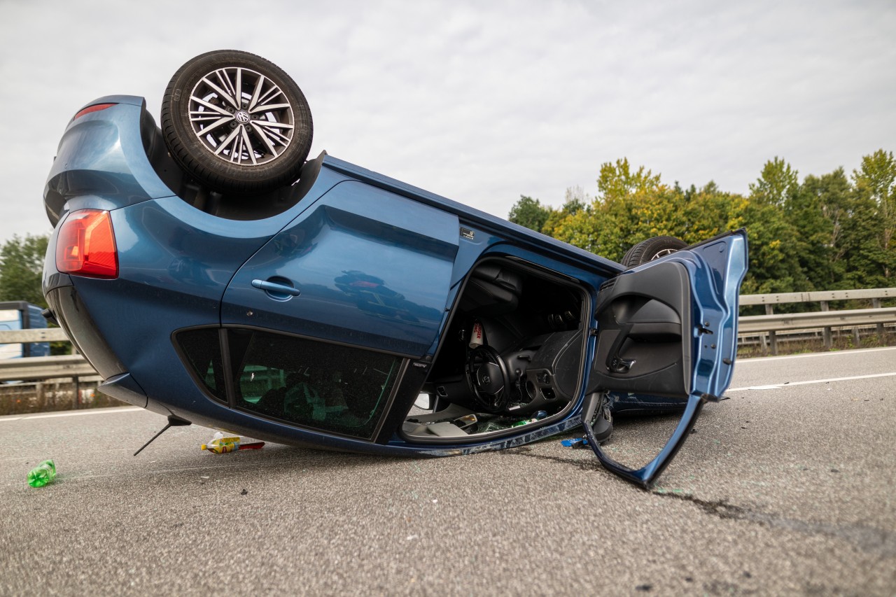 Der VW Polo überschlug sich und blieb auf dem Dach liegen.