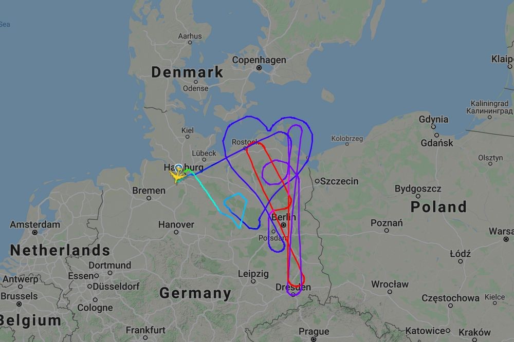 Von Hamburg aus setzte die Maschine zu einem besonderen Abschiedsgruß an.