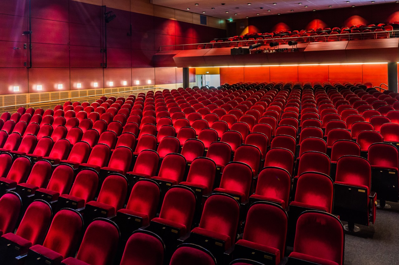 Zwar immer noch gut gefüllt, aber höchstens zur Hälfte: Der Saal des Altonaer Theaters in Hamburg.