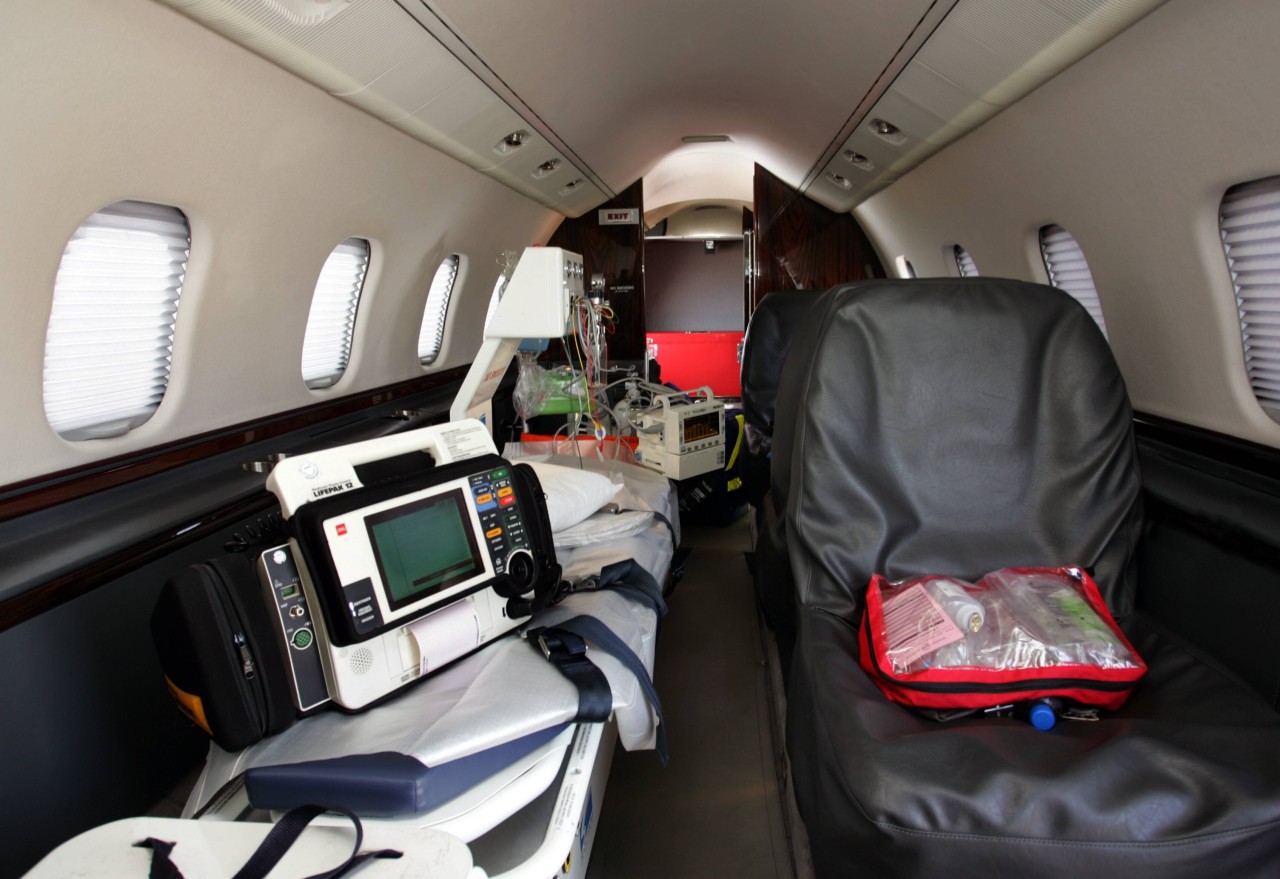 Der Innenraum eines Ambulanzflugzeugs vom Typ Learjet 60 (Symbolbild).