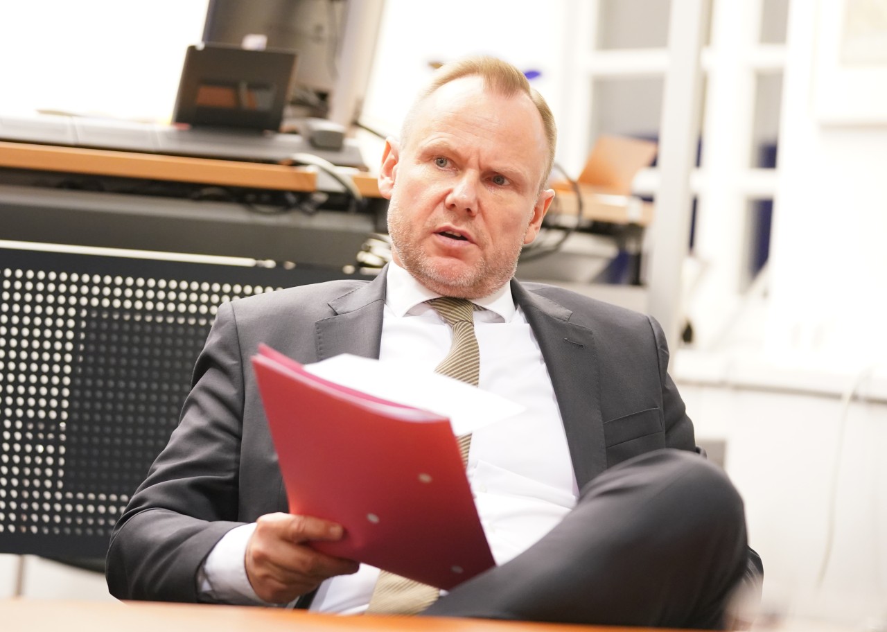 Hamburg: Andy Grote (SPD), Senator für Inneres und Sport in Hamburg, sitzt in seinem Büro in der Innenbehörde während eines Interviews.