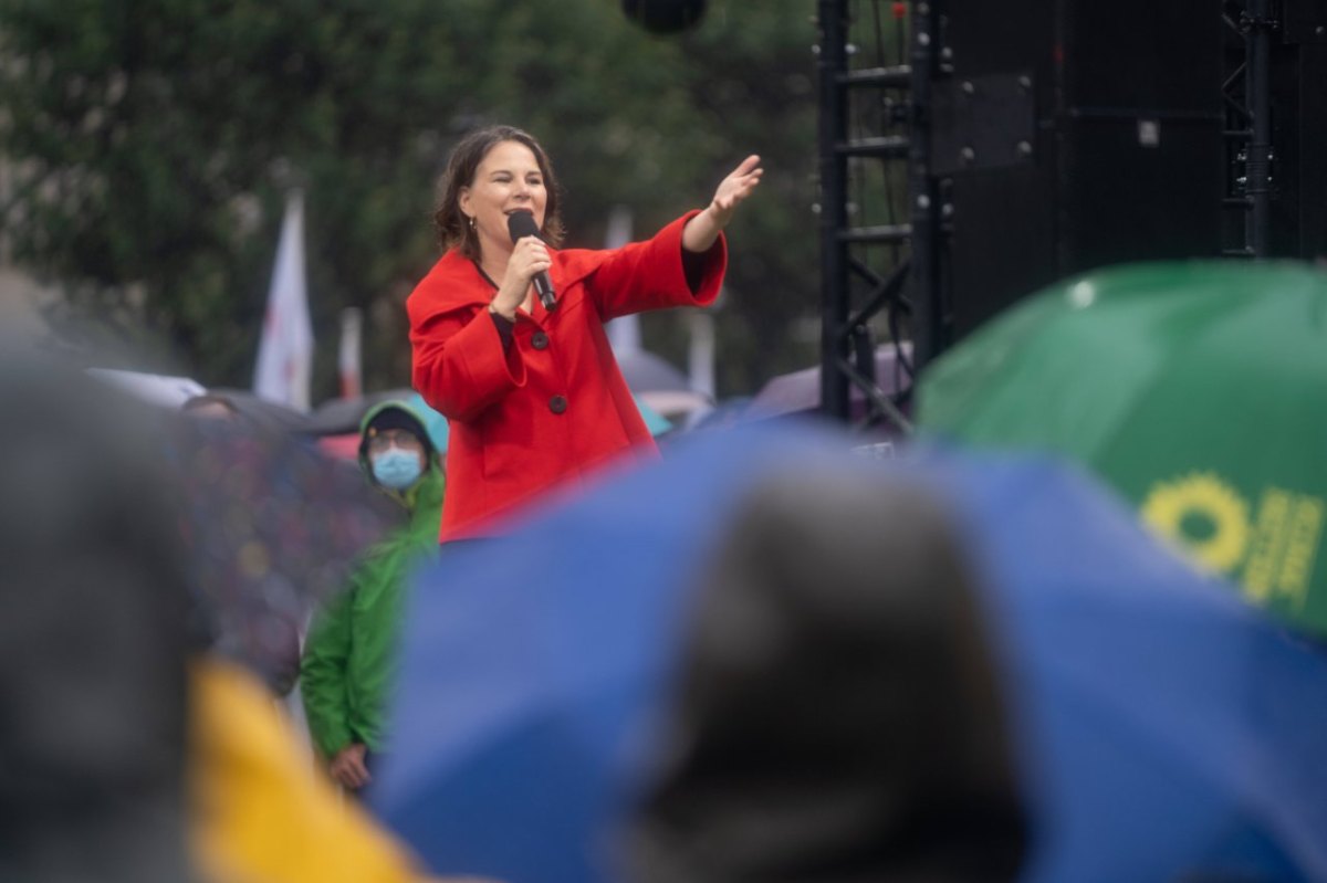 Hamburg Annalena Baerbock Jungfernstieg Wetter Grünen Partei Maske Pflegekräfte