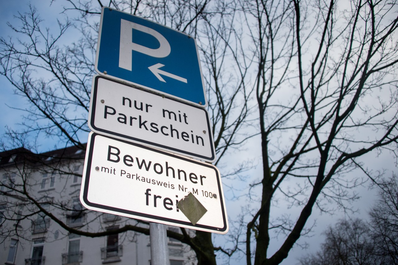 In Hamburg-Eimsbüttel könnten schon bald viele neue Parkschilder und Automaten aufgestellt werden.
