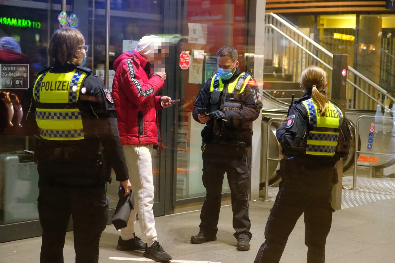 Eine Person wird im Bahnhof von Hamburg-Bergedorf überprüft.