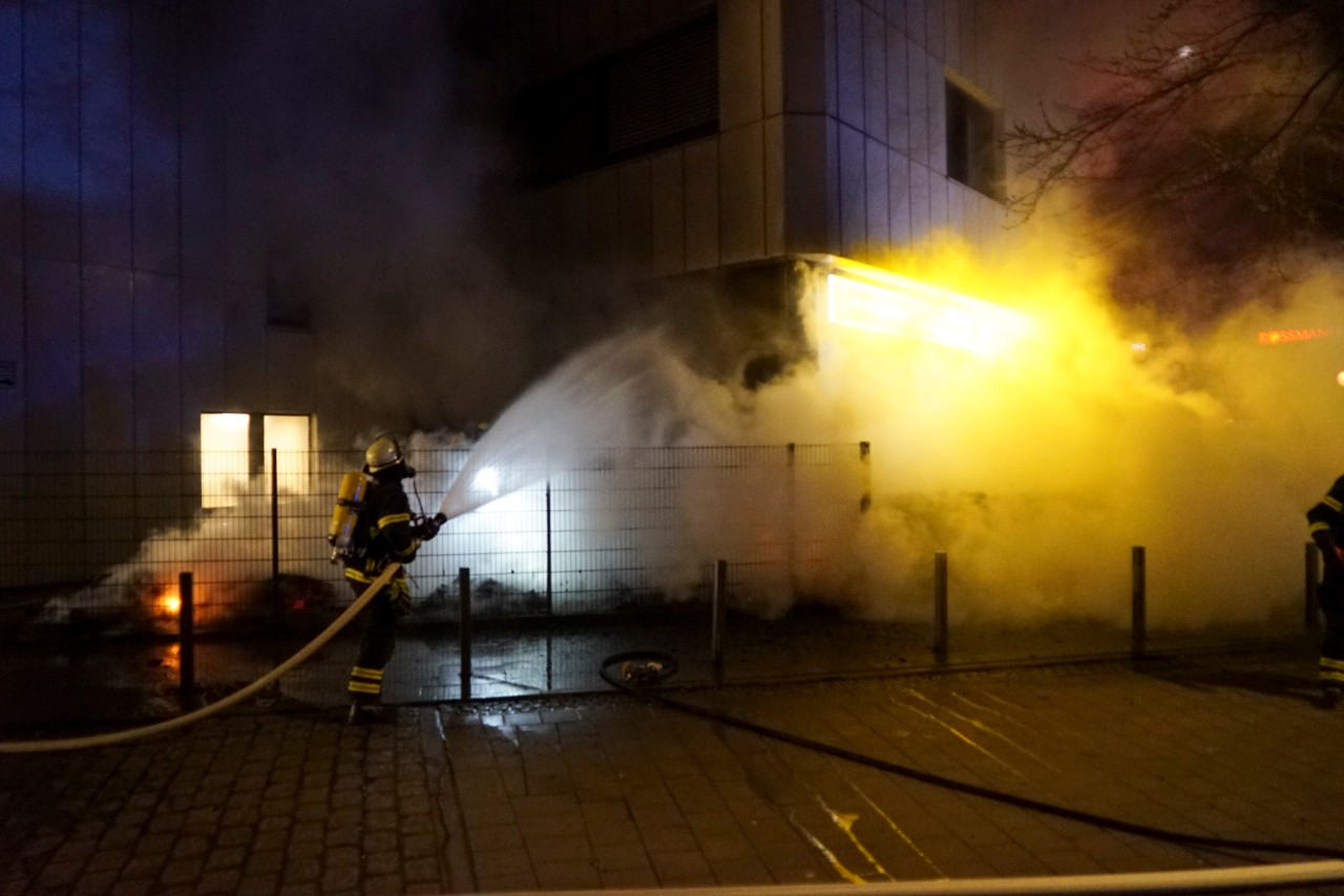Steckt hinter dem Feuer bei einer Deutschen Postfiliale in Hamburg der unheimliche Brandstifter? 