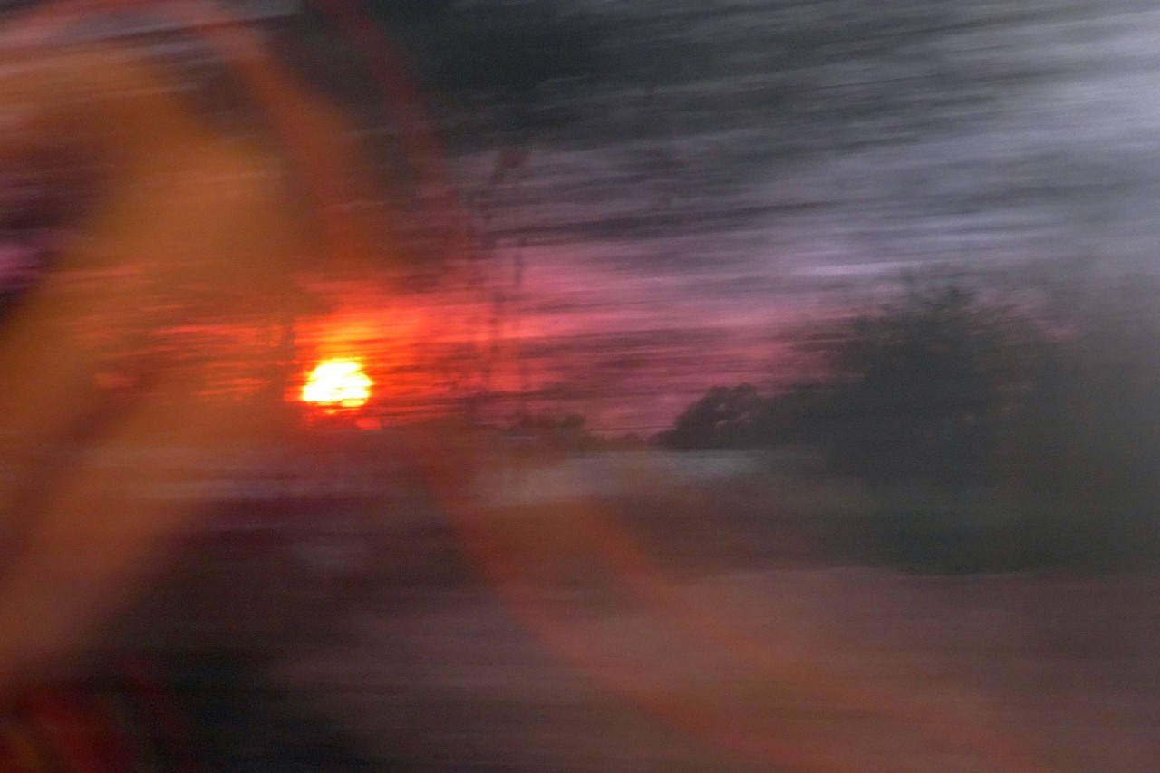 Blick aus dem Fenster eines Metronom-Zuges von Hamburg nach Bremen auf den Sonnenuntergang