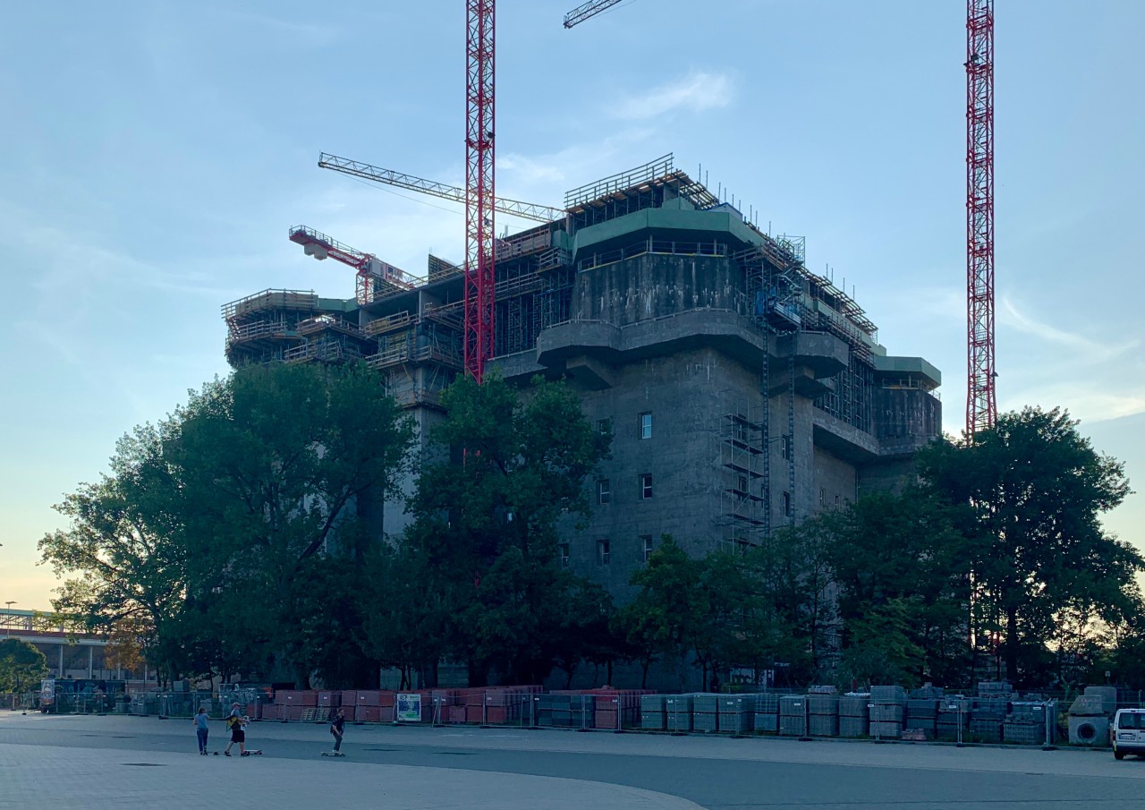 Der Bunker an der Feldstraße soll zum grünen Garten werden. Mit Hotel und Veranstaltungshalle.