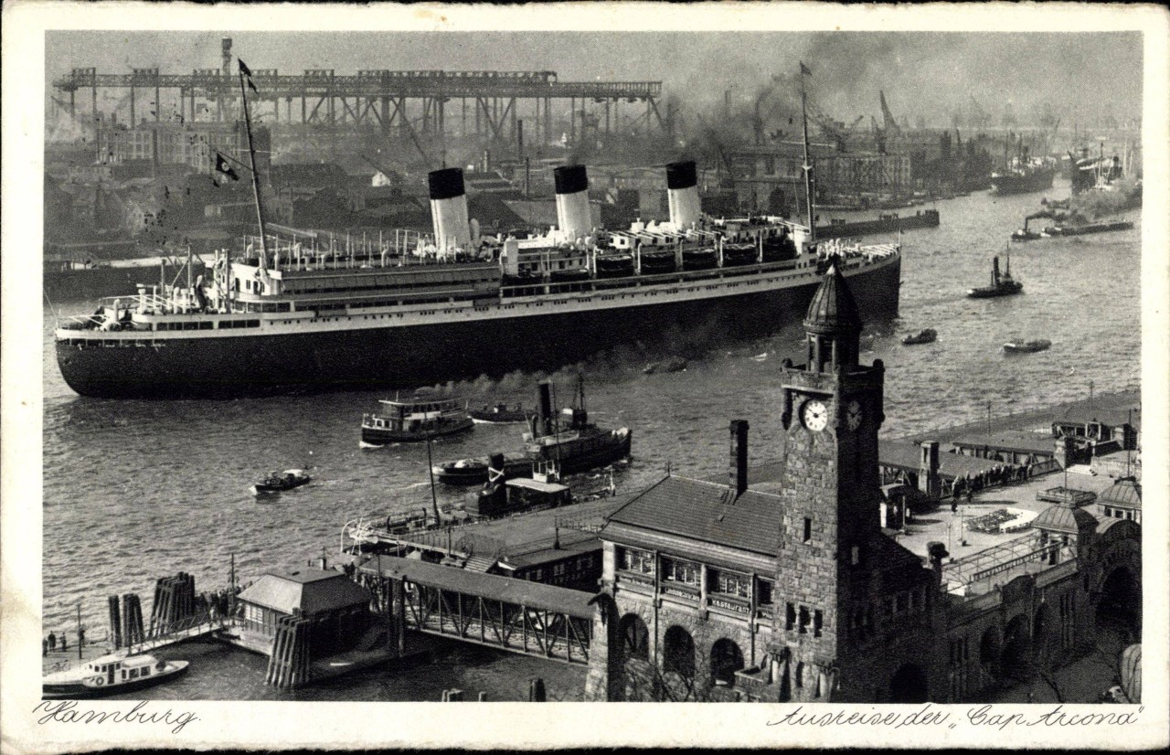 Das Schiff Cap-Arcona bei der Ausreise aus Hamburg, vermutlich aufgenommen im Jahr 1941.