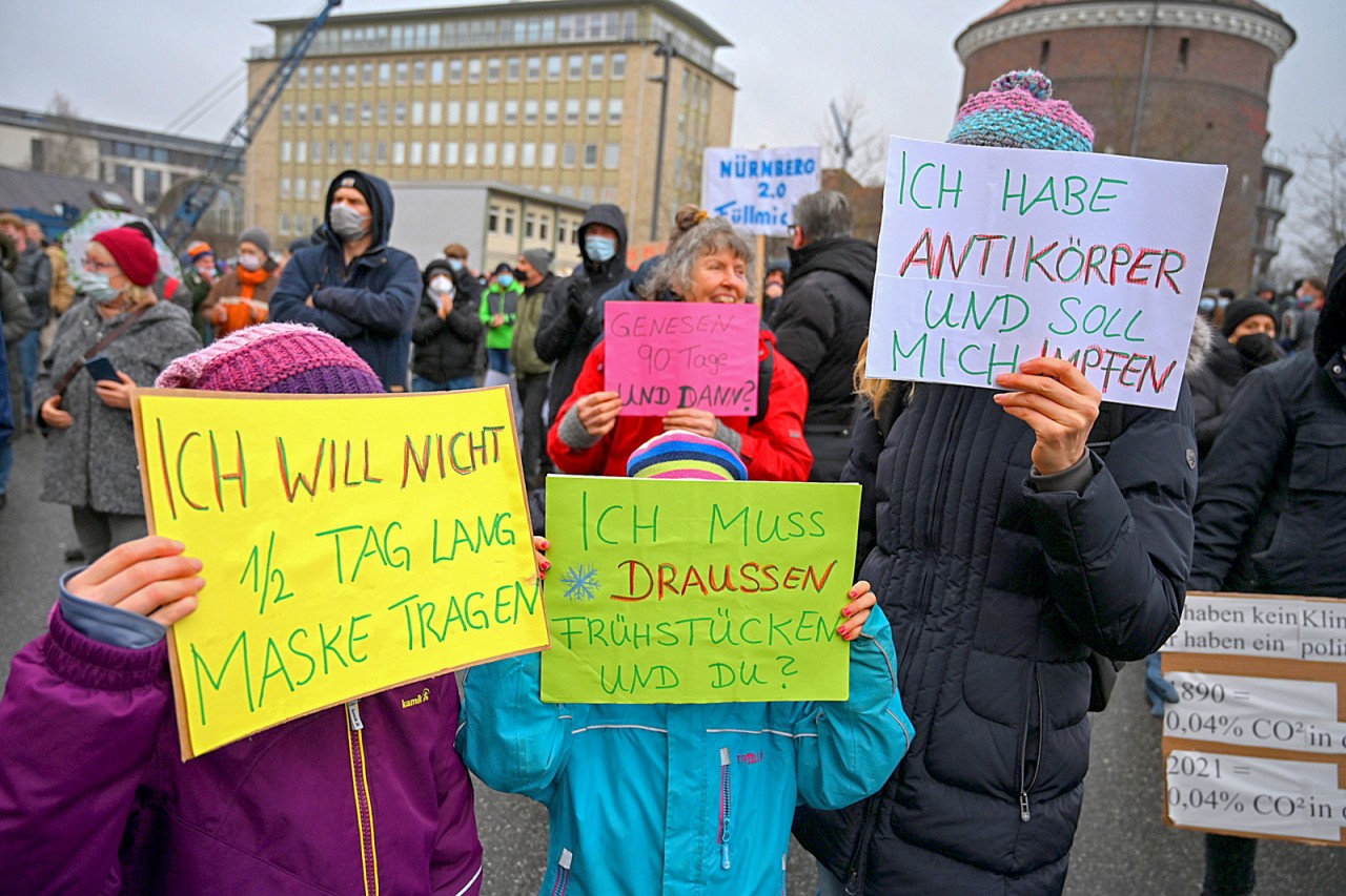 Demonstranten in Hamburg nahmen auch ihre kleinen Kinder mit zum Protest.