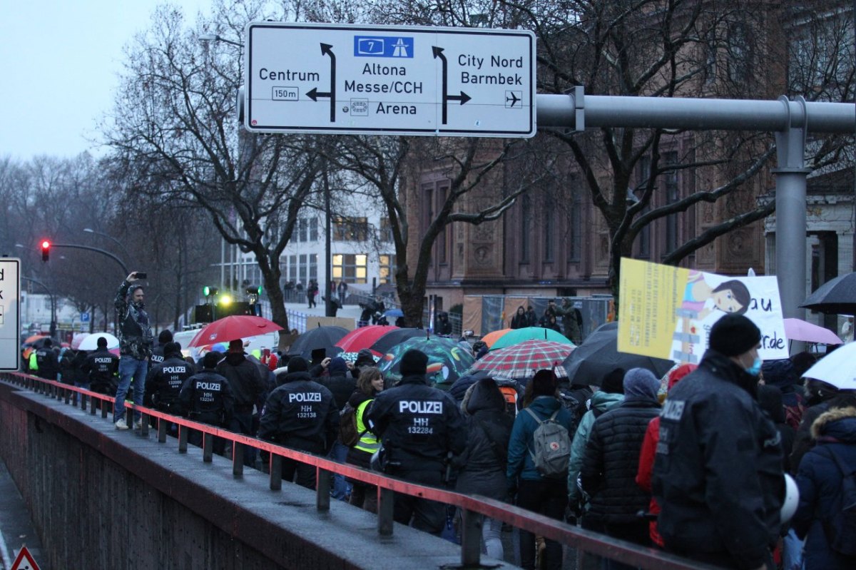 Hamburg Corona Protesten Polizei Kontrolle Masken Demonstration Bußgeld Regeln AfD