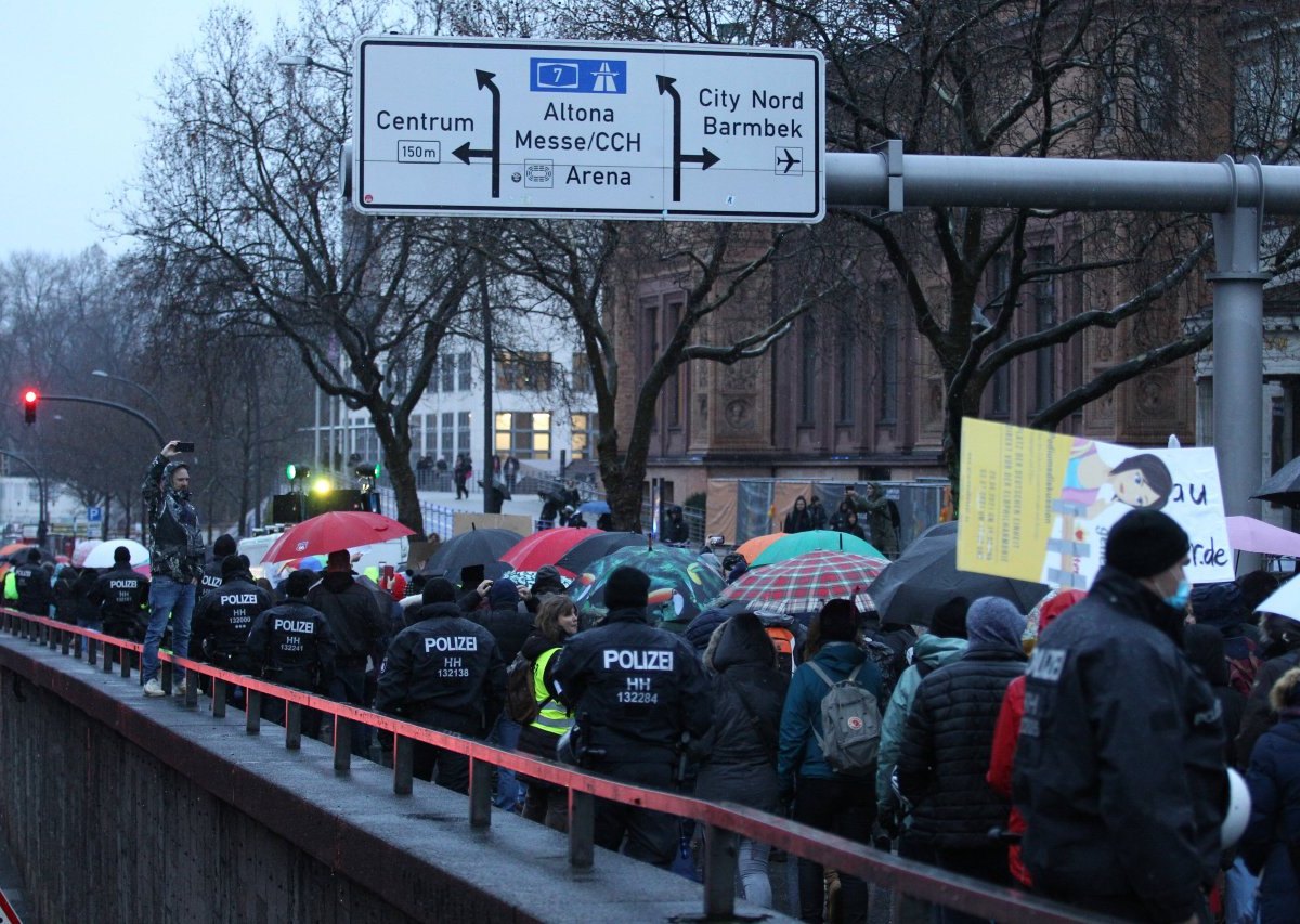 Hamburg Corona Protesten Polizei Kontrolle Masken Demonstration Bußgeld Regeln AfD