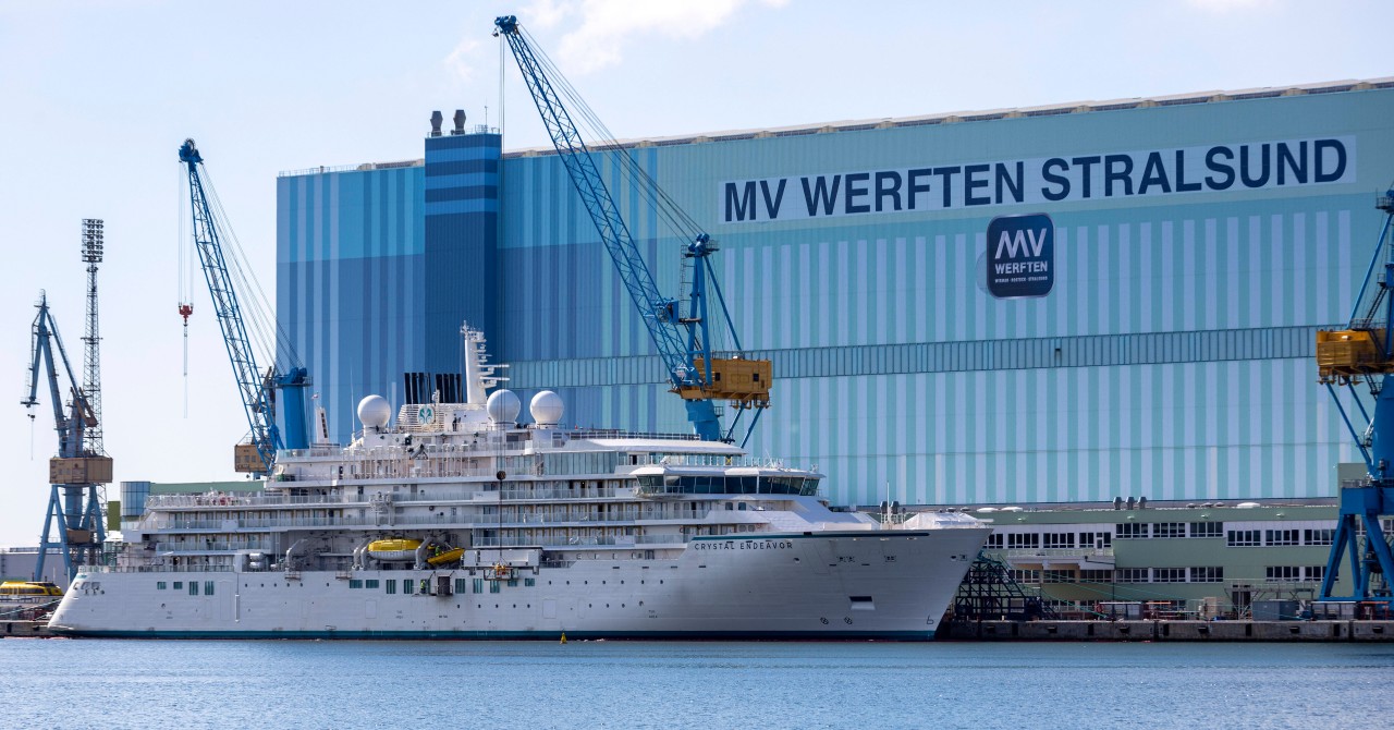 Die „Crystal Endeavour“ am Pier der MV Werften in Stralsund – hier nahm das Unheil seinen Lauf. 