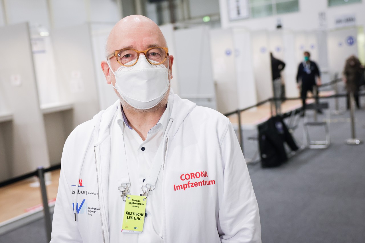 Dirk Heinrich, Impfzentrum-Chef in Hamburg, hat erklärt, woher der Impfstoff in der Hansestadt eigentlich kommt.