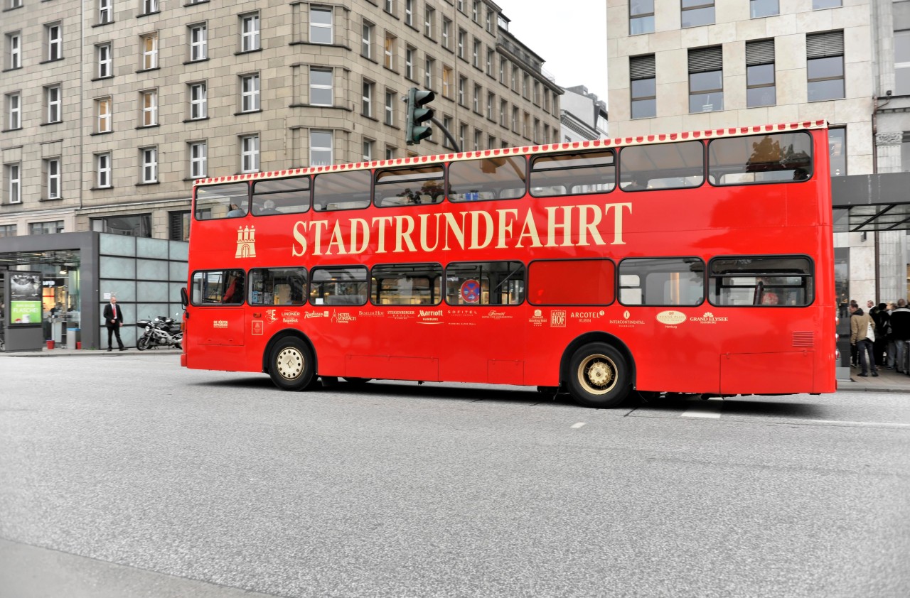 In roten Bussen wurden in Hamburg-Wilhelmsburg Impfaktionen durchgeführt. Danach gab's für die Organisatoren eine heftige Rechnung.