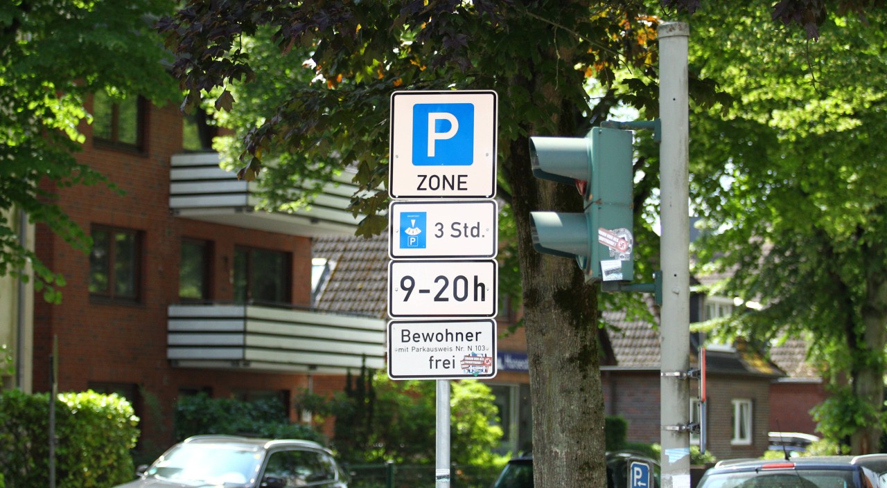 Ein Schild weist darauf hin, dass in dieser Straße in Hamburg eine Höchstparkdauer besteht. Ausgenommen davon sind Anwohner mit einem Parkausweis.
