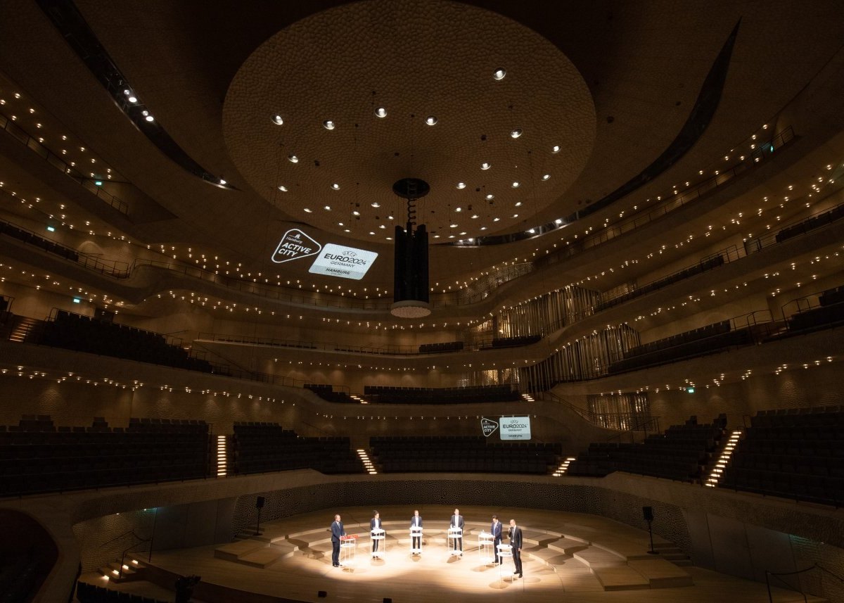 Hamburg Elbphilharmonie EURO 2024 Auslosung Andy Grote Philipp Lahm.jpg