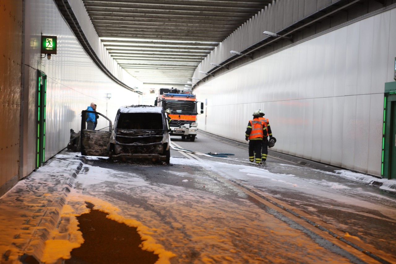 Der Kleintransporter brannte nahezu komplett aus. 