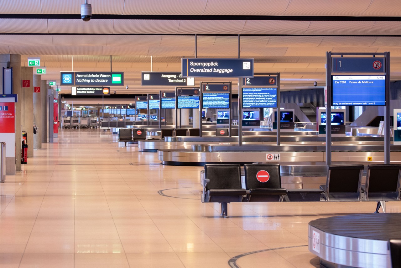 Durch die Corona-Pandemie ist der Betrieb am Flughafen in Hamburg fast zum Erliegen gekommen.
