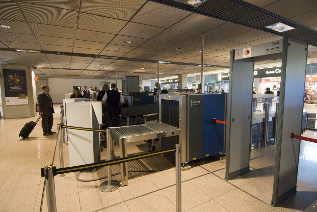 Bei einer Kontrolle am Flughafen haben Zoll-Beamte einen unglaublichen Fund gemacht (Symbolbild). 