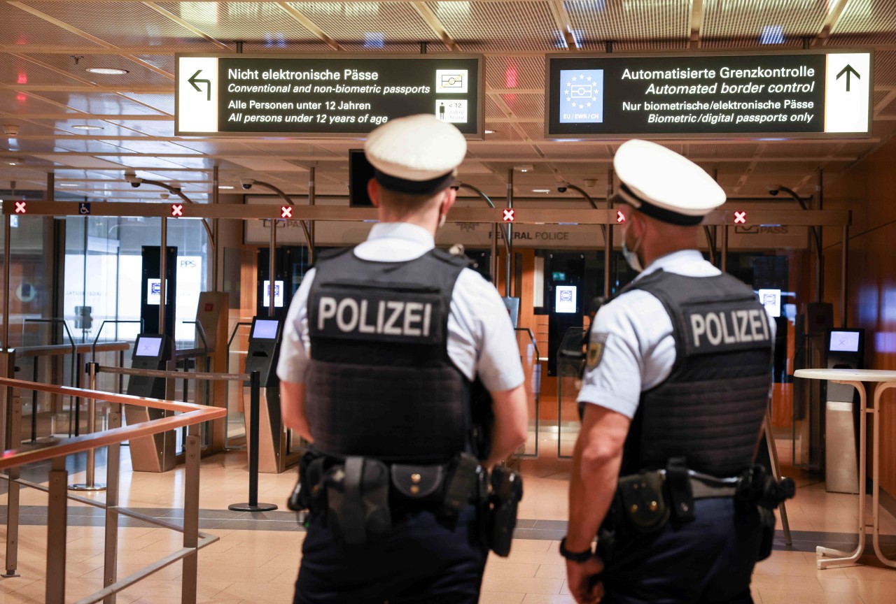Polizisten am Flughafen in Hamburg.