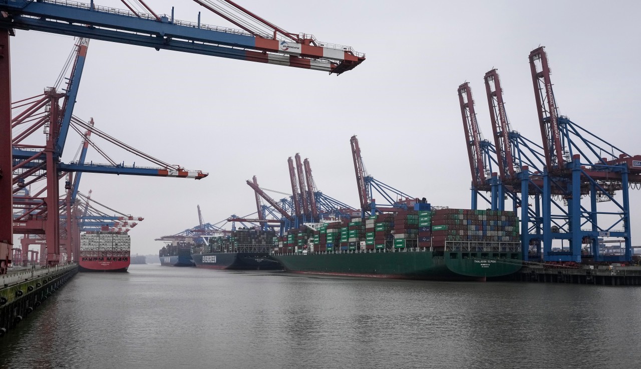 Containerschiffe im Hafen von Hamburg. 